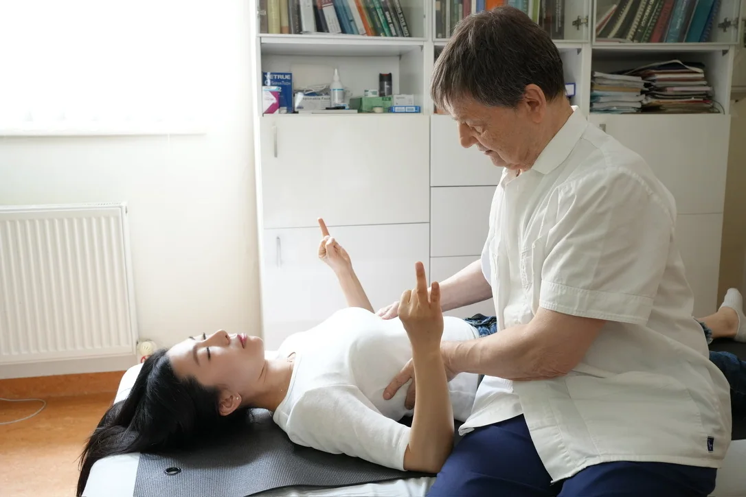누운 수련자의 팔과 몸통 움직임을 살피는 개인 지도 장면